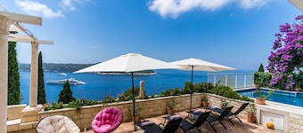 Villa Adrian - Six Bedroom Villa with Swimming pool and Sea View