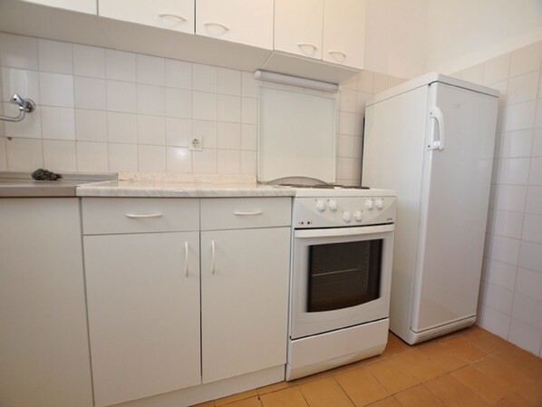 Fridge, oven, stovetop, coffee/tea maker