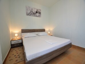 1 chambre, fer et planche à repasser, accès Internet, draps fournis