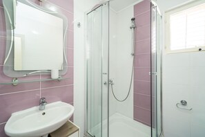 Hair dryer, towels - Apartment Laura - Lapad - One-Bedroom Apartment with Terrace (Dubrovnik)