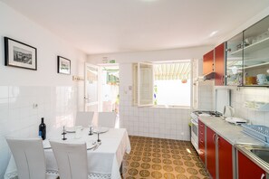 Fridge, microwave, oven, stovetop - Apartment Laura - Lapad - One-Bedroom Apartment with Terrace (Dubrovnik)