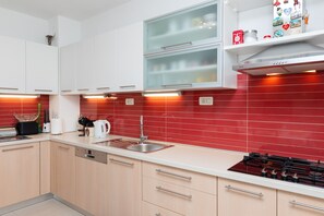 Frigorífico, microondas, horno y placa de cocina