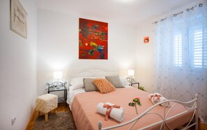 2 chambres, fer et planche à repasser, Wi-Fi, draps fournis