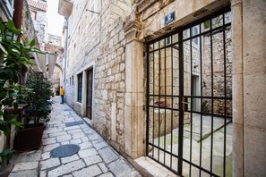 Exterior detail - Apartment Dumaneo Art  - Two Bedroom Apartment (Split)