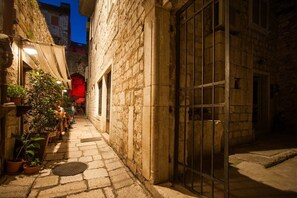 Exterior detail - Apartment Dumaneo Art  - Two Bedroom Apartment (Split)