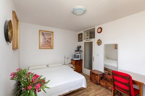 Tabla de planchar con plancha, wifi y ropa de cama 