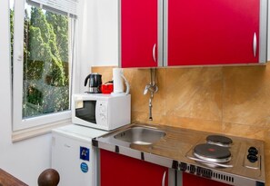 Réfrigérateur, micro-ondes, four, plaque de cuisson