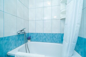 Bathtub, hair dryer, towels - Apartments Nico - One-Bedroom Apartment with Terrace and Sea View (Dubrovnik)