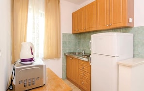 Geladeira, micro-ondas, cooktop, cafeteira/chaleira
