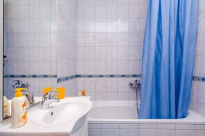 Bathtub, hair dryer, towels - Ana Apartment-One Bedroom Apartment with Balcony (Cavtat)