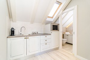 Réfrigérateur, four, cafetière/bouilloire