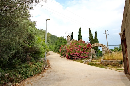 Property grounds. Apartments Memunić - Standard One Bedroom Apartment with Partial Sea View