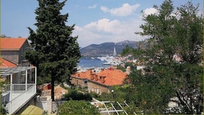 Un paese costiero caratterizzato da architettura tradizionale, una chiesa imponente e vista sul mare.