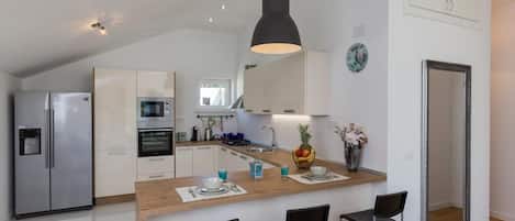 Refrigerador, microondas, horno, placa de cocina