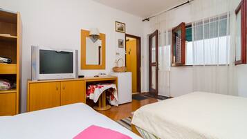 1 slaapkamer, een strijkplank/strijkijzer, wifi, beddengoed