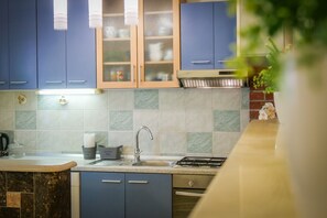 Kjøleskap, mikrobølgeovn, ovn og kokeplater