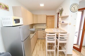 Kühlschrank, Mikrowelle, Herdplatte