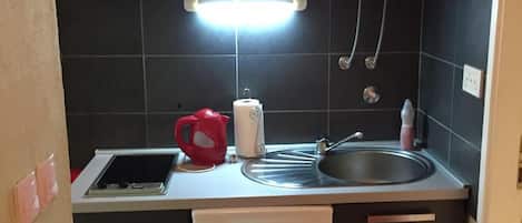 Frigorifero, forno, piano cottura, pentole/stoviglie/utensili