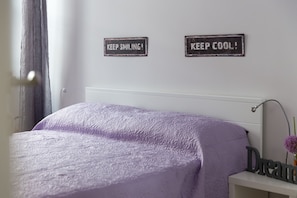 Tabla de planchar con plancha, wifi gratis y ropa de cama