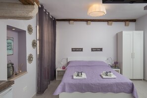 Iron/ironing board, free WiFi, bed sheets
