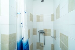 Secador de cabelo, toalhas de banho, papel higiênico 
