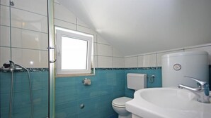 A bathroom with a shower, toilet, and sink. - Apartments Villa Rose - Standard Studio with Sea View Terrace (A2 bijeli) (Sumartin)
