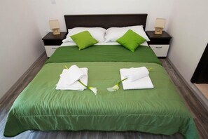 1 bedroom, iron/ironing board, free internet, bed sheets