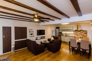 Fernseher, Stereoanlage