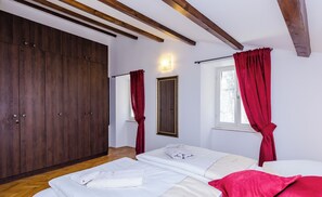 2 bedrooms, iron/ironing board, free Internet, bed sheets