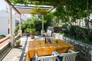 Outdoor dining - Apartment Gigi - Two Bedroom Apartment with Terrace and Sea View (Dubrovnik)