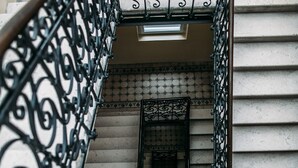 A staircase with ornate black metal railings and a tiled wall. - Rooms Lejletul - Family Double Room with Square View (Miradž) (Split)