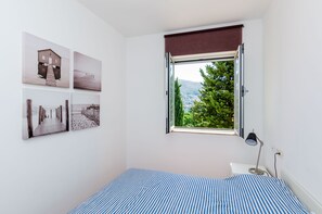 2 bedrooms, iron/ironing board, internet, bed sheets