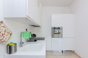 Fridge, oven, stovetop, dishwasher