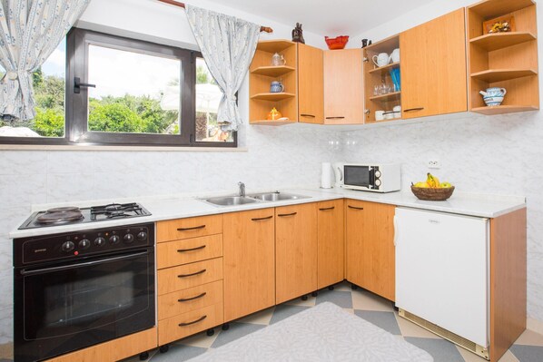 Fridge, microwave, oven, stovetop