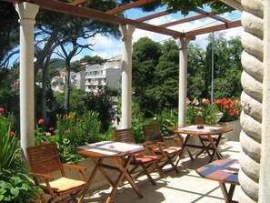 Outdoor dining - House Boninovo - Double Room with Patio and Garden View 2 (Dubrovnik)