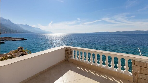 A balcony with a view of a calm sea and distant mountains under a clear sky. - Apartments Nena (ST) - One Bedroom Apartment with Terrace and Sea View (Pisak)
