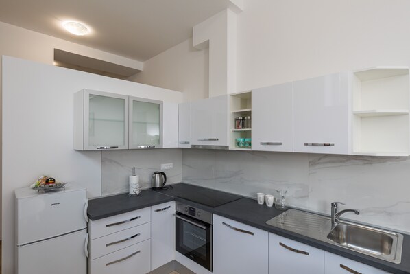 Fridge, oven, stovetop, electric kettle - Apartment Vino & Gitara - Studio apartment (Dubrovnik)