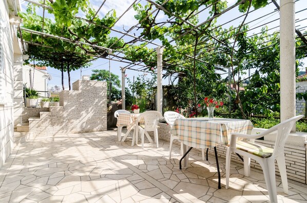 Outdoor dining - Katarina rooms - double room-1 (Dubrovnik)