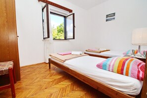 2 slaapkamers, een strijkplank/strijkijzer, gratis wifi, beddengoed