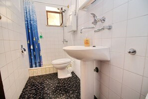 Douche, séchoir à cheveux, serviettes fournies