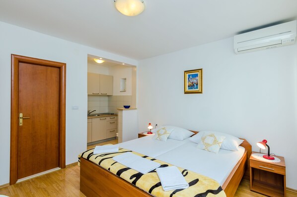 Desk, WiFi, bed sheets