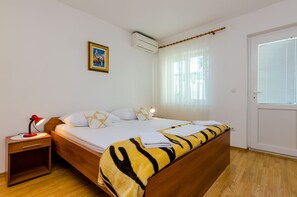 Desk, WiFi, bed sheets