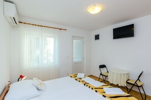 Desk, free WiFi, bed sheets