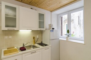 Kjøleskap, mikrobølgeovn, vannkoker og brødrister