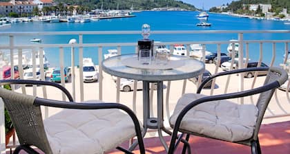 Sunshine Apartment Doda - Three Bedroom Apartment with Balcony and Sea View