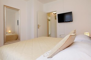 3 habitaciones, tabla de planchar con plancha, wifi y ropa de cama 