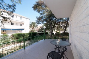 Outdoor dining - Apartments Pinija - Basic Two Bedroom Apartment with Terraces (Supetar)