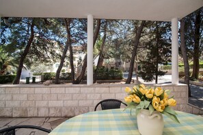 Outdoor dining - Apartments Pinija - Basic Two Bedroom Apartment with Terraces (Supetar)