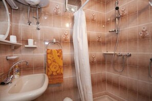 Produtos de toalete grátis, secador de cabelo, toalhas de banho 