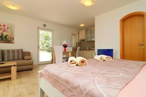 Interior - Apartments Seafront Silence - Studio Apartment with Terrace and Sea View (Trstenik)